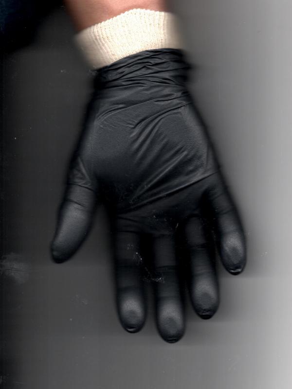 Gant nitrile noir mis sur un gant de coton