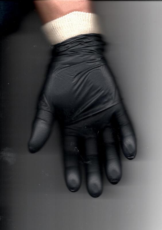 Gant nitrile noir mis sur un gant de coton